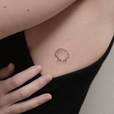 Clam Shell Tattoo, Tattoo Ribcage, Beachy Tattoos, Shell Tattoo, Seashell Tattoos, Shell Tattoos, Rose Tattoo Design, Waves Tattoo, Baby Tattoos