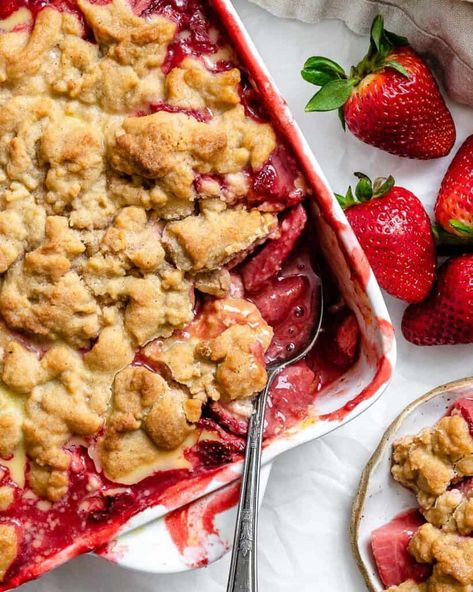 Easy Strawberry Crumble - Plant-Based on a Budget Easy Strawberry Crumble, Strawberry Crumble Recipe, Peach Crumble Pie, Strawberry Crumble, Strawberry Crisp, Peach Crumble, Rhubarb Crumble, Plant Based Recipes Easy, Vegan Snack