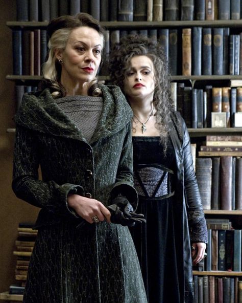 Narcisa Malfoy & Bellatrix Lestrange Malfoy Hair, Slytherin Gryffindor, Gryffindor Ravenclaw, Malfoy Family, Ravenclaw Hufflepuff, Black Sisters, Harry Potter Artwork, Helena Bonham, Bellatrix Lestrange