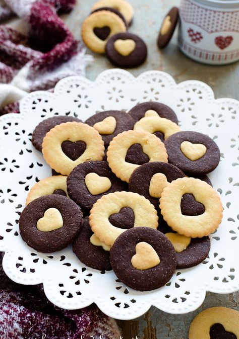 Biscotti San Valentino, Cooking Cookies, Food Aesthetics, Shaped Cookies, Cookie Pie, I Want To Eat, Shaped Cookie, Gingerbread Cookies, San Valentino