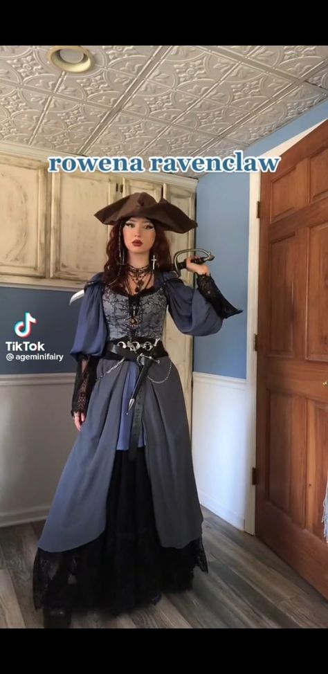 Caribbean Outfits, Female Pirate Costume, Fantasy Outfits, Pirate Queen, Pirate Outfit, Fantasy Dresses, Pirate Woman, Victorian Clothing, Pirate Costume