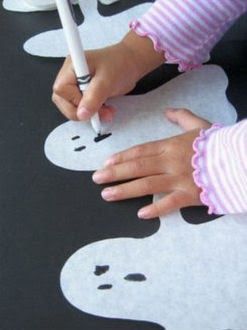 Cómo hacer una cadena o guirnalda de fantasmas de papel Paper Ghost, Ghost Garland, Kid Friendly Halloween, Garland Decoration, Halloween Garland, Easy Halloween Crafts, Halloween Crafts For Kids, Theme Halloween, Paper Crafts For Kids