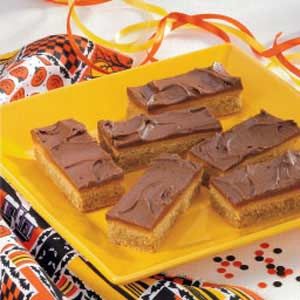 Frosted Peanut Butter Fingers - these are great! Apricot Bars, Chewy Bars, Batch Baking, Peanut Butter Fingers, Brownie Bars, Butter Fingers, Vegetarian Bake, Butter Bar, Butter Bars