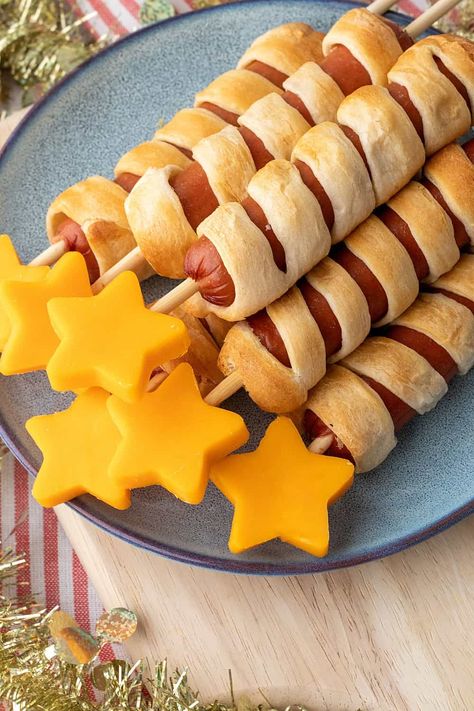 Christmas Hotdogs, Firecracker Hot Dogs, Cheese Stars, Fresh Corn Salad, Tomato Pasta Recipe, Low Carb Wraps, New Year's Food, Hot Dog Recipes, Homemade Bbq