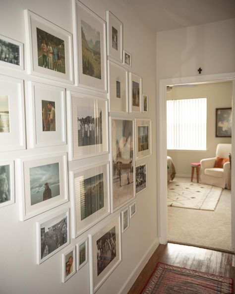 Instagram Family Photo Wall Aesthetic, Wedding Photo Gallery Wall, Wall Picture Collage Ideas, Family Picture Wall Ideas, Photos Living Room, Family Photo Gallery Wall, Gallery Wall Template, Hallway Gallery Wall, Family Pictures On Wall