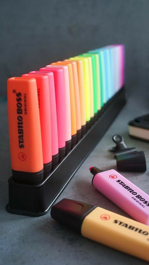 Cool Pens And Markers, Middle School Hacks, Pretty School Supplies, Stationery Obsession, Stationary Art, Cute Stationary School Supplies, School Bag Essentials, Cute School Stationary, Marker Storage