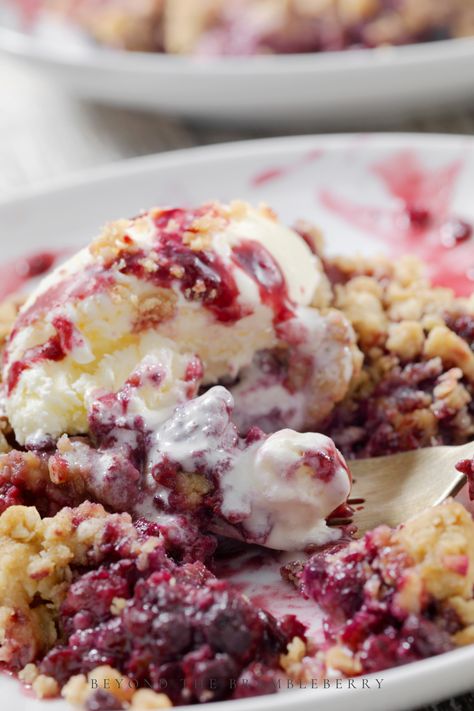 Mixed Berry Crisp, Heart Healthy Desserts, Mediterranean Desserts, Mediterranean Recipes Healthy, Dairy Free Recipes Dessert, Low Sugar Desserts, Berry Crisp, Easy Mediterranean Diet Recipes, Berry Dessert