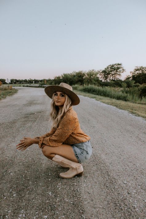 Summer Western Photoshoot, Wyoming Photoshoot, Western Style Photoshoot, Sheep Photoshoot, Cowgirl Photoshoot Ideas, Western Branding, Rodeo Aesthetic, Western Photoshoot Ideas, Western Shoot