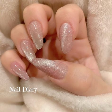 Soft Pink Almond Nails Glitter, Pretty Glitter Nails, Pearl Cat Eye Nails, Cat Eye Almond Nails, Sparkly Almond Nails, Gel Nails Cat Eye, Nude Cat Eye Nails, Nude Sparkly Nails, Nude Glitter Nails