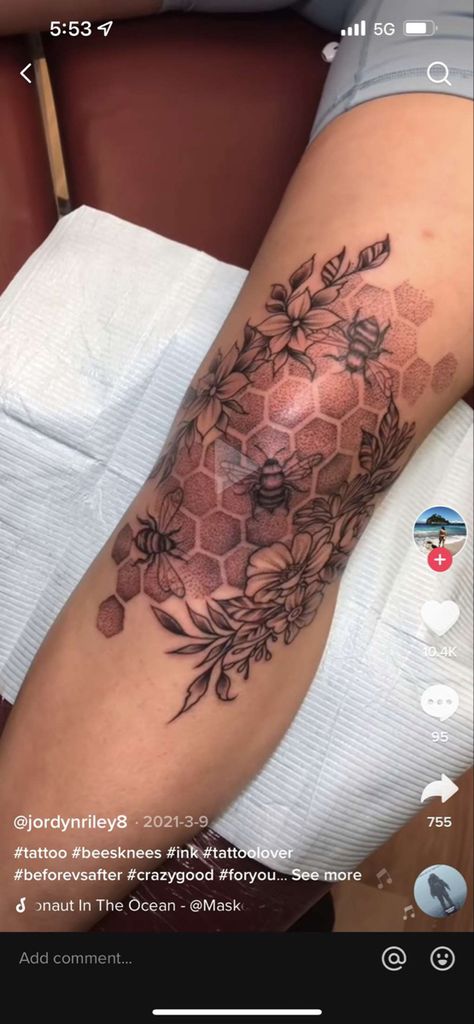 Kneecap Tattoo Women, Inner Thigh Tattoos, Thigh Piece Tattoos, Honeycomb Tattoo, Red Tattoo Ideas, Tattoo Sleeve Filler, Red Ink Tattoo, Tattoo S, Ink Therapy