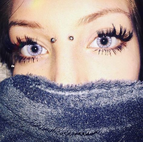 Bridge Piercing Jewelry, Piercing Ideas Face, Bridge Piercings, Piercings Cute, Nose Bridge Piercing, Cute Piercing, Bridge Piercing, Shoot Makeup, Aesthetics Jewelry