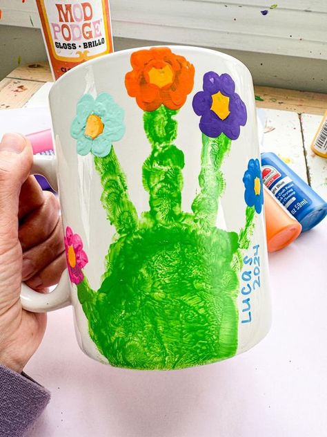 ABCDeeLearning | Mothers Day Mug Gift Ideas🌸 details below | Facebook Mother’s Day Coffee Mug Diy, Mother’s Day Flower Pots Kids, Mothers Day Mug Craft, Mother’s Day Mug Gift Idea, Painted Mother’s Day Flower Pot, Daycare Projects, Mothers Day Flower Pot, Coffee Cup Crafts, Crafts 2024