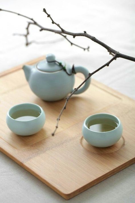 Chinese Tea Set | Beautiful minimalist design reflects the Chinese love of simplicity and reflection. Chinese Tea Set, Best Green Tea, Tea Culture, Japanese Tea Ceremony, Tea Art, Chinese Tea, Best Tea, Japanese Tea, Tea Blends