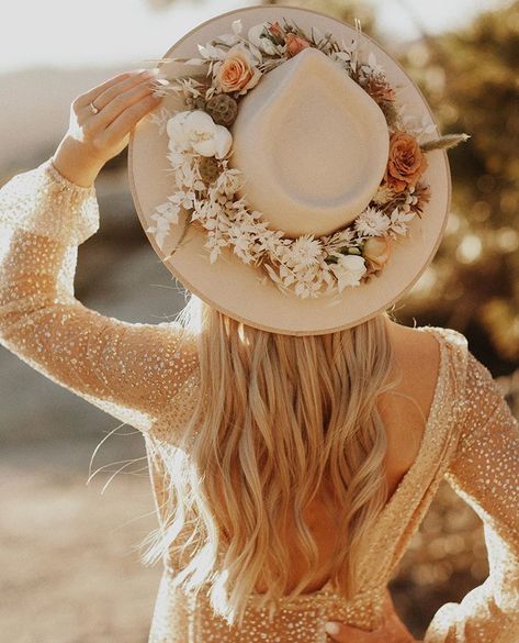 Bride Hat Boho, Hats With Wedding Dresses, Bridal Cowgirl Hat With Veil, Boho Hat Wedding, Boho Bride With Hat, Bridal Hat Boho, Cowgirl Wedding Hat, Boho Cowgirl Bachelorette, Cowgirl Hat With Flowers