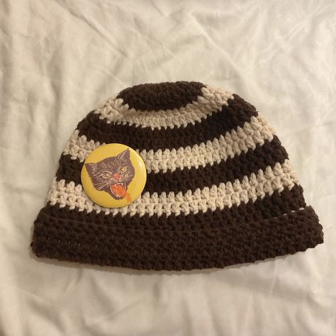 Brown Beanie Crochet, Crochet Hat Ideas Aesthetic, Stripe Beanie Crochet, Crochet Hat Brown, Aesthetic Crochet Beanie, Brown Crochet Hat, Crochet Beanie Aesthetic, Masculine Crochet, October Crochet