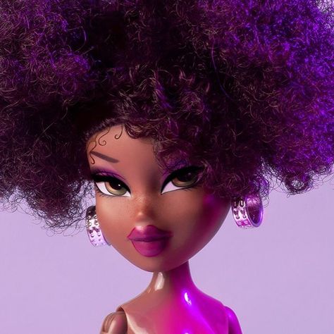 Bratz Doll With Curly Hair, Bratz Dolls Aesthetic Curly Hair, Black Bratz, Black Bratz Doll, Bratz Doll Outfits, Brat Doll, Bratz Girls, Pop Art Girl, Doll Aesthetic