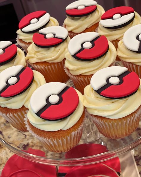 Pokemon Muffins, Easy Pokemon Cake, Torte Pokemon, Pokémon Cupcakes, Cupcakes Pokemon, Pokeball Cupcakes, Pokemon Cupcakes, Pokemon Themed Party, Pokemon Birthday Cake