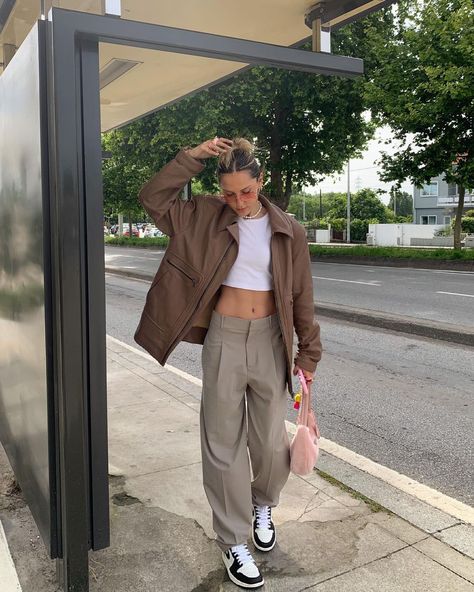 SOFIA COELHO sur Instagram : Just dropped a new vlog 🥰 link in bio 💕 J1 Outfit Women, Fits With Jordans, Jordan 1 Mid Outfit, Jordan Outfits Womens, Jordan 1 Mocha, Sofia Coelho, Prada Purse, Jordan Fits, Sneaker Outfits Women