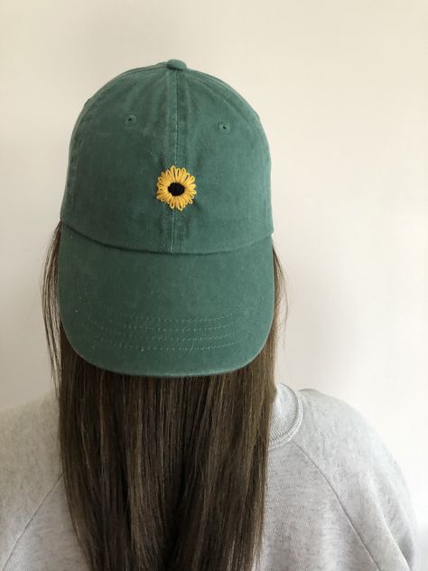 Diy Hat Embroidery, Ball Cap Embroidery Ideas, Bone Bordado, Cap Embroidery, Clothes Embroidery Diy, Embroidery Tshirt, Diy Embroidery Patterns, Handmade Embroidery Designs, Embroidery Stitches Tutorial