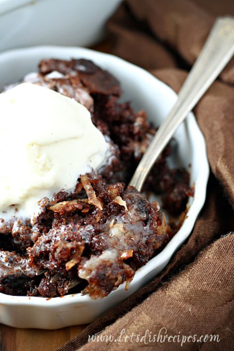 When you’re craving dessert, but you don’t have a lot of time to spare, nothing beats a dump cake. And this German Chocolate Dump Cake may just be my favorite dump cake ever! Chocolate Dump Cake, Easy Dump Cake Recipe, Brownie Pudding, Chocolate Pudding Cake, Lava Cake, Chocolate Mug Cakes, Fudge Cake, Dump Cake Recipes, German Chocolate