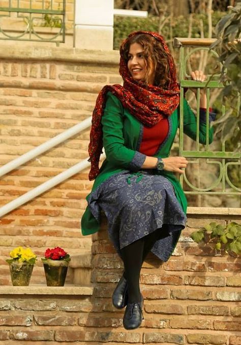 Iranian Hijab style Iranian Hijab Style, Iranian Hijab, Persian Street Style, Iranian Carpet Living Room, Iran Fashion, Tehran Street Style, Kuala Lampur, Beautiful Iran, Persian Women