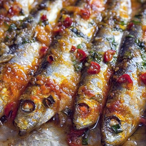 Sardines au four  facile Grilled Sardines, Sardine Recipes, Famous Desserts, Seafood Stew, Traditional Dishes, Smoked Ham, Signature Dishes, Portuguese Recipes, Smoked Sausage