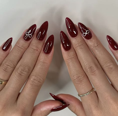 Gel Nail Designs Red Classy, Christmas Maroon Nails, Wine Red Christmas Nails, Nailart Merah Maroon, Dark Red Nails Design, Red Party Nails, Dark Red Christmas Nails, Red Christmas Nails, Desain Quilling