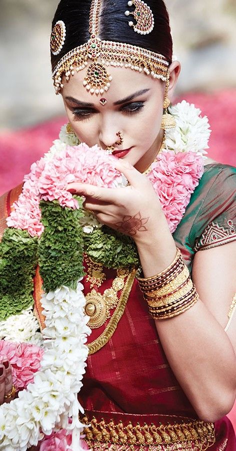 Instead of the bouquet, we both wear flower garlands. We can get these from peta. Tamilian Bride, Tamil Weddings, Foto India, Traditional Gold Jewellery, Tamil Bride, Wedding Bride Jewelry, South Indian Weddings, Indian Brides, Indian Bridal Wear