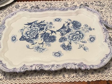 Silver Tray Makeover, Silver Tray Repurpose, Decoupage Tray Ideas, Painted Silver Trays, Silver Trays Decor Ideas, Painted Trays Ideas, Silver Tray Decor, Silver Plate Decor, Blue Willow Decor