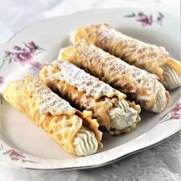 Cannoli Italy, Pizzelle Cannoli, Cannoli Recipes, Cannoli Desserts, Italian Cannoli, Pizzelle Cookies, Pizzelle Recipe, Cannoli Cake, Cannoli Shells