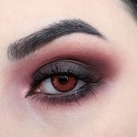 Subtle Vampire Makeup, Vampire Eyeshadow, Vampire Makeup Looks, Vampire Makeup Halloween, Vampire Eyes, Y2k Makeup, Vampire Makeup, Vampire Halloween, Costume Inspo