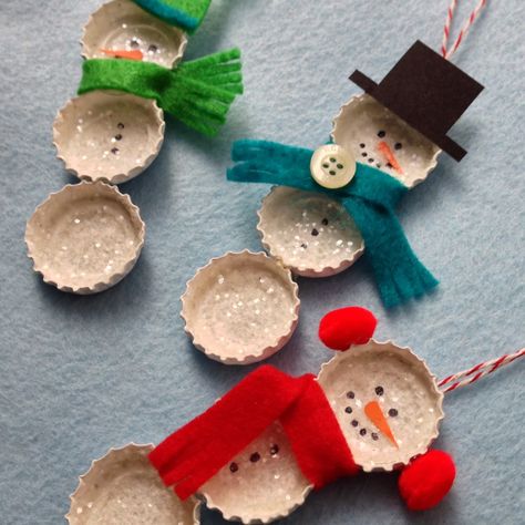 Bundled Bottle Cap Snowmen Beer Bottle Cap Crafts, Diy Bottle Cap Crafts, Bottle Cap Projects, Beer Bottle Caps, Bottle Cap Crafts, Diy Bottle, Christmas Ornament Crafts, Bottle Caps, Ornament Crafts