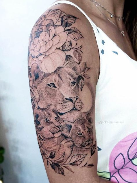 Tattoo Brazo Mujer, Lioness And Cub Tattoo, Lioness Tattoo Design, Unique Half Sleeve Tattoos, Strong Tattoos, Arm Sleeve Tattoos For Women, Back Of Arm Tattoo, Lioness Tattoo, Mom Tattoo Designs