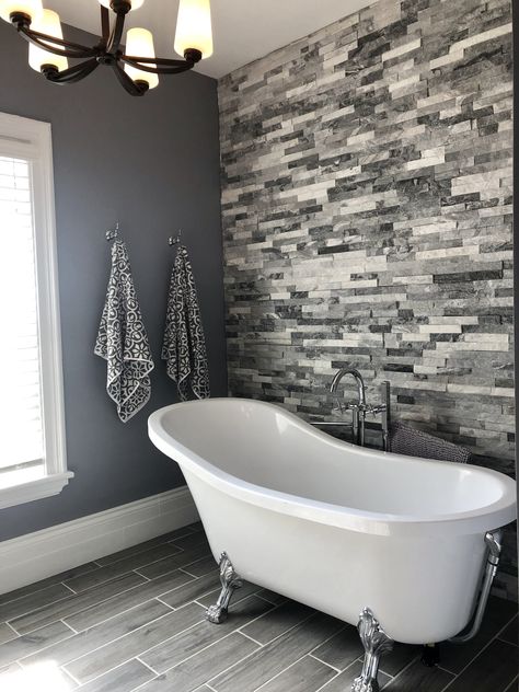 Clawfoot Tub Backsplash, Tub Backsplash, Grey Bathtub, Bathroom Clawfoot Tub, Grey And White Bathroom, Gothic Bathroom, Grey Baths, Diy Backsplash, Stone Backsplash