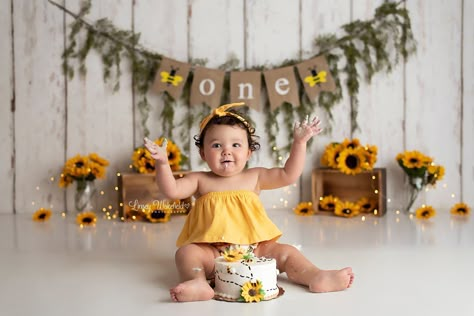 sunflower cake smash Bee Themed Birthday Party, Sunflower Birthday Parties, Cake Smash Theme, Baby Birthday Photoshoot, 1st Birthday Party For Girls, 1st Birthday Pictures, 1st Birthday Photoshoot, 1st Birthday Cake Smash, Sunshine Birthday