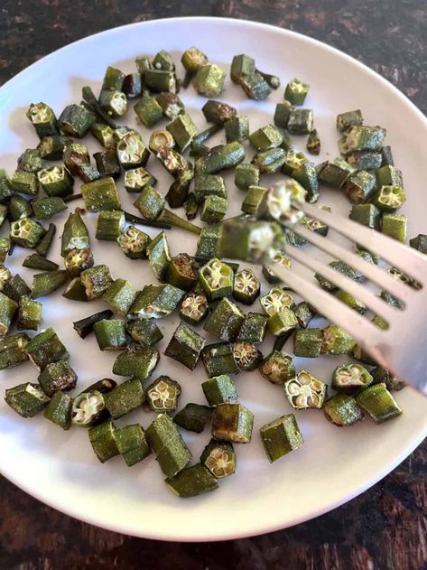 Oven Roasted Okra Recipe – Crispy, Not Slimy! – Melanie Cooks Oven Roasted Okra, Baked Okra, Roasted Okra, Okra Recipe, Okra Recipes, Meatless Meals, Oven Roast, Curry Powder, Okra