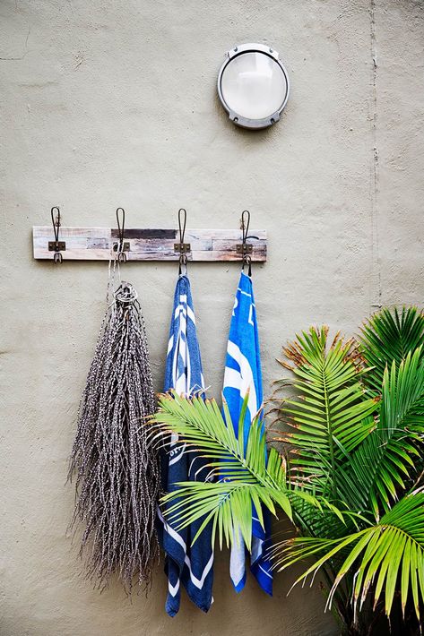 A Balinese holiday inspired the design of this lush and tropical garden in Sydney's Northern Beaches. The owners selection of tropical plants fit in perfectly to their coastal location, creating a holiday-like haven all year round. Bali Hut, Relaxing Outdoor Spaces, Bali Garden, Tropical Landscape Design, Balinese Decor, Raised Garden Bed Plans, Cedar Raised Garden Beds, Dried Plants, Dry Plants