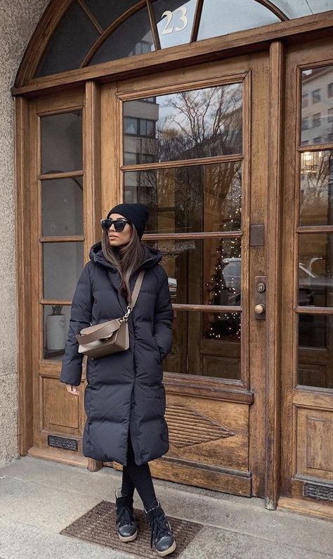 Long Black Puffer Coat Outfit, Black Puffer Coat Outfit, Long Black Puffer Coat, Puffer Coat Outfit, Winter Coat Outfits, Look Boho Chic, Getting Bored, Winter Outfits Warm, Black Puffer Coat