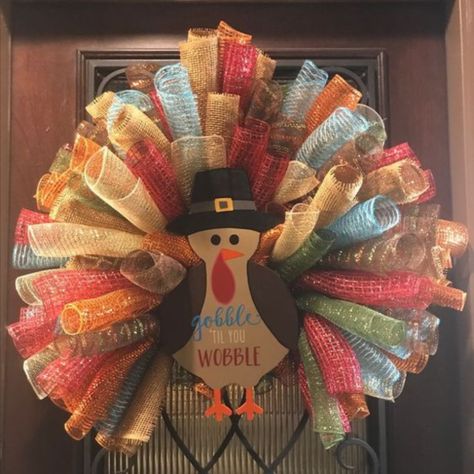 30 Thanksgiving Door Decor Ideas You'll Love - Society19 Halloween Porch Decorations Diy, Diy Door Wreath, Easy Diy Thanksgiving Decorations, Thanksgiving Gifts Diy, Fall On A Budget, Thanksgiving Decorations Outdoor, Diy Snowman Decorations, Thanksgiving Crafts For Toddlers, Diy Fall Decor Ideas