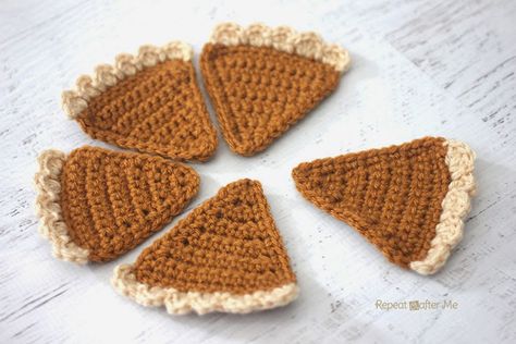 Crochet Pumpkin Pie, Pumpkin Bunting, Crochet Christmas Garland, Thanksgiving Crochet, Crochet Bunting, Crochet Appliques, Repeat Crafter Me, Crochet Garland, Crochet Skull