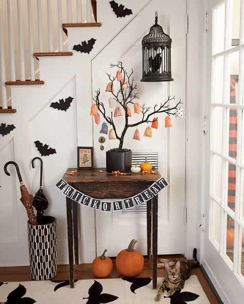 Very cute "Trick or Treat" entryway.. but to be honest I am more in love with that little wood table! Diy Halloween Dekoration, Dekorasi Halloween, Halloween Decor Diy, Halloween Room, Hallowen Ideas, Casa Halloween, Diy Halloween Decor, Adornos Halloween, Halloween Tattoo