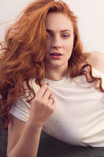 Sophie Turner Sophie Turner Tattoo, Sophia Turner, Painting Famous, Copper Blonde, Hair Blond, Gra O Tron, Beautiful Red Hair, Amy Poehler, Long Red Hair