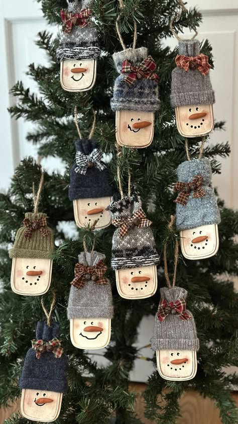 Wooden Block Christmas Ornaments Diy, Christmas Pins Diy Craft Ideas, Easy Christmas Crafts To Sell Diy Ideas, Snowman Ornaments Wood, Snowmen Crafts For Adults, Easy Group Christmas Crafts, Winter Craft Fair Ideas To Sell, Christmas Craft Fair Ideas To Sell 2024, Christmas Crafts To Sell 2024