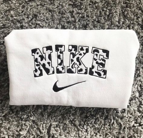 Custom Nike Sweatshirt Ideas, Embroidery Designs Crewneck, Cow Print Nike, Matching Christmas Outfits, Vintage Nike Sweatshirt, Embroidered Nike, Nike Crewneck, Summer Sweatshirt, Nike Design