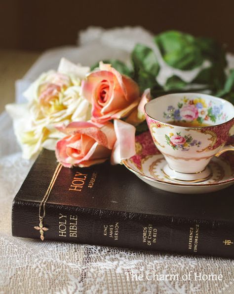 Roses, china teacup and a Bible - favorites ♥♥♥ Bible Centerpieces, Bible And Flowers, Books And Roses, Idea Photography, Bible Photos, Sunday Coffee, Red Words, Church Pictures, Event Centerpiece