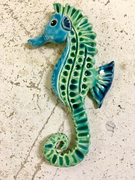 Clay Seahorse, Ceramic Seahorse, Clay Sea Creatures, Craft Ideas Clay, Ocean Ceramics, Sea Ornaments, Ocean Pottery, Seahorse Sculpture, Watercolour Sea