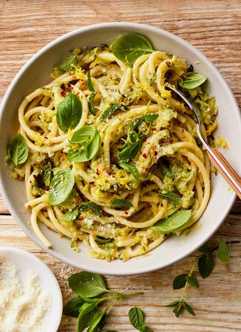 This lemony zucchini pasta recipe is a bright, fresh summer dinner! Sautéed grated zucchini creates the lightly creamy sauce. Ready in just 30 minutes! Healthy Noodle Dishes, Love And Lemons Recipes, Dinners With Zucchini, Summer Dishes Dinner, Lemon Dinner Recipes, Recipes With Fresh Basil, Zuchinis Recipe Dinner, Summer Zucchini Recipes, Lemon Zucchini Pasta