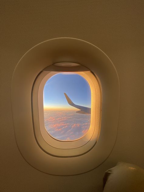 Airoplen Photo, Flight Aesthetic, Airplane Pics, Aesthetic Plane, Airplane Aesthetic, Plane Photos, Airport Aesthetic, Travel Picture Ideas, Airplane Window