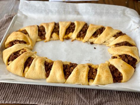 BBQ BEEF CRESCENT ROLL RING Dinner Kids Love, Crescent Roll Ring, Ring Recipes, Crescent Ring Recipes, Spicy Bbq Sauce, Pillsbury Crescent Rolls, Dinner Kids, Brownie Cake Recipe, Biscuits And Gravy Casserole