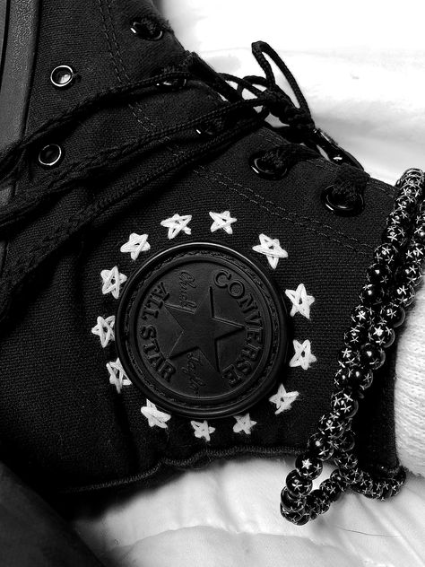 Cool Converse Embroidery, Black Converse Designs Diy, All Black Converse Aesthetic, Painted Converse Black, Converse Embroidery Stars, Black Converse Embroidery Diy, Cute Converse Designs, Black Converse Custom Ideas, Painting Converse Shoes